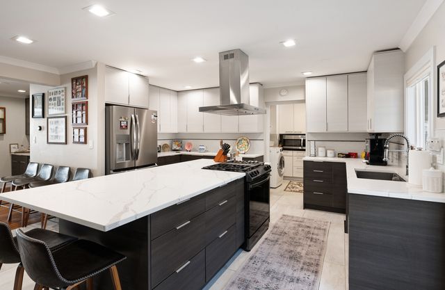 7830 W CARMEN Avenue, Norridge, IL 60706