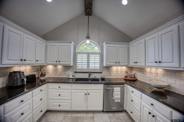 402 Shadow Wood Dr, Palestine, TX 75801