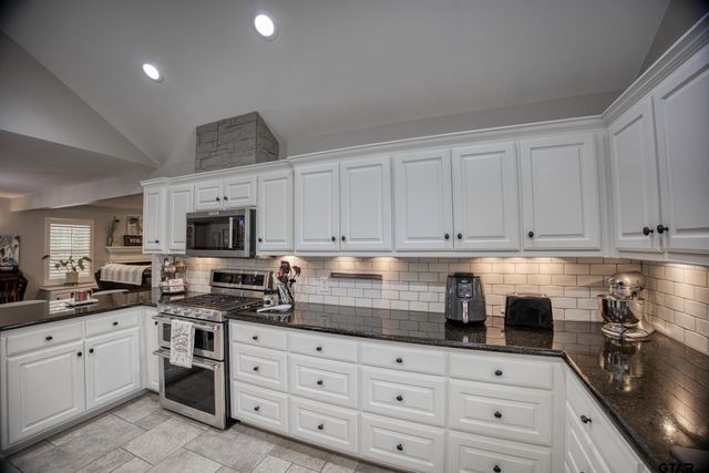 402 Shadow Wood Dr, Palestine, TX 75801