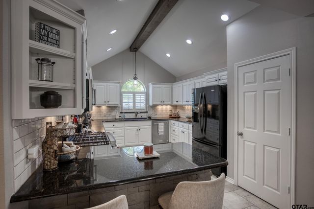 402 Shadow Wood Dr, Palestine, TX 75801