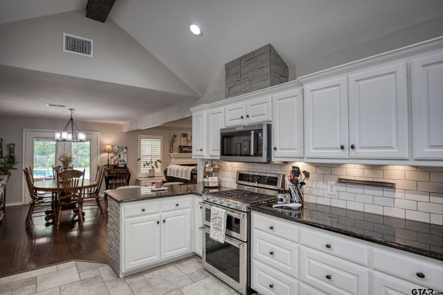 402 Shadow Wood Dr, Palestine, TX 75801