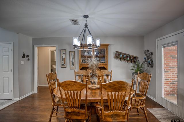 402 Shadow Wood Dr, Palestine, TX 75801