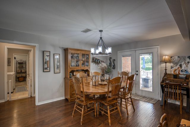 402 Shadow Wood Dr, Palestine, TX 75801