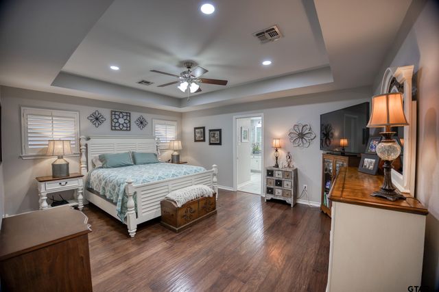 402 Shadow Wood Dr, Palestine, TX 75801