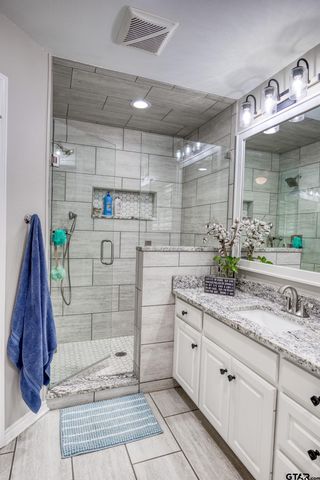 402 Shadow Wood Dr, Palestine, TX 75801