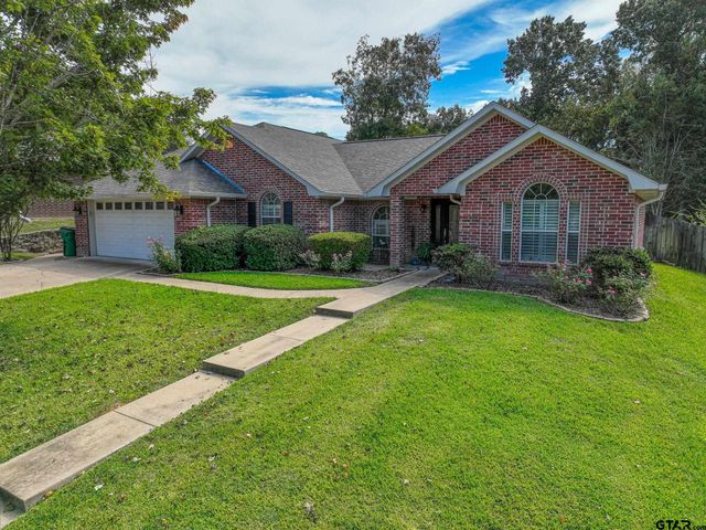 402 Shadow Wood Dr, Palestine, TX 75801