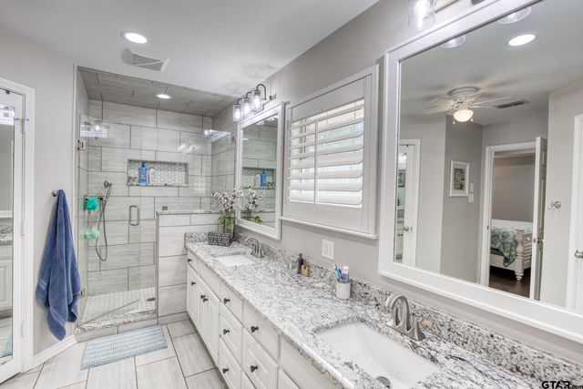 402 Shadow Wood Dr, Palestine, TX 75801