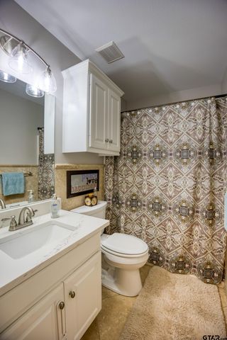 402 Shadow Wood Dr, Palestine, TX 75801