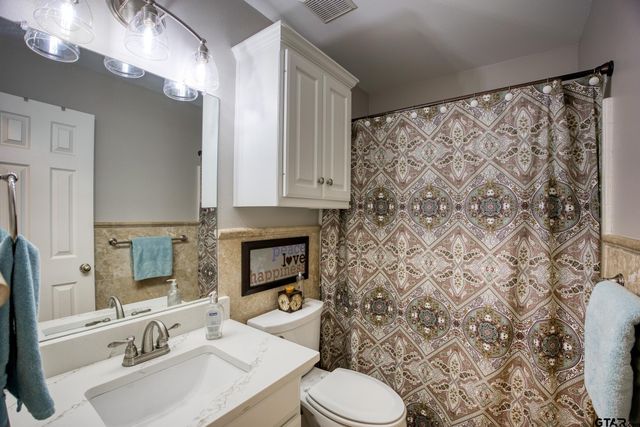 402 Shadow Wood Dr, Palestine, TX 75801