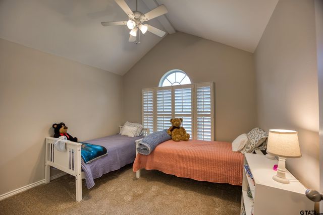 402 Shadow Wood Dr, Palestine, TX 75801