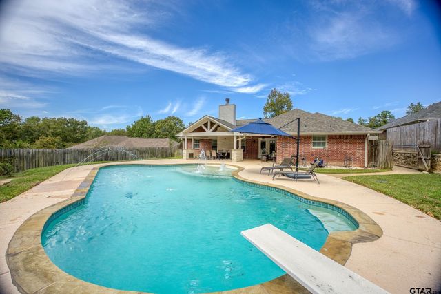 402 Shadow Wood Dr, Palestine, TX 75801