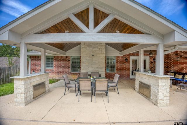 402 Shadow Wood Dr, Palestine, TX 75801