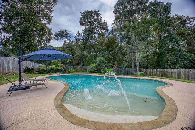 402 Shadow Wood Dr, Palestine, TX 75801