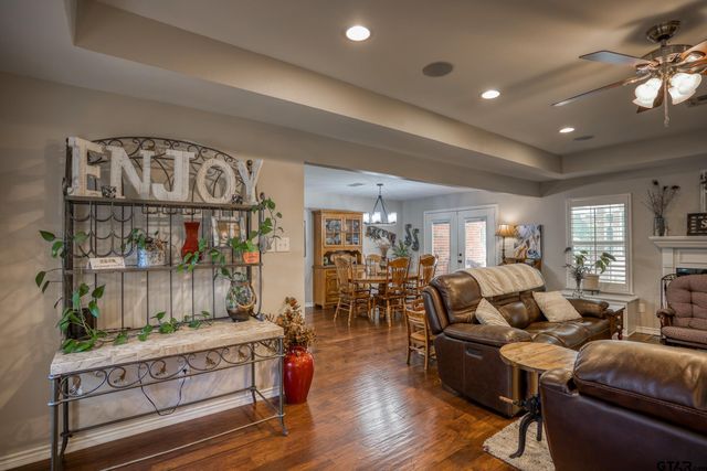 402 Shadow Wood Dr, Palestine, TX 75801