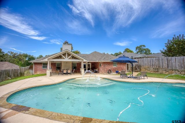 402 Shadow Wood Dr, Palestine, TX 75801