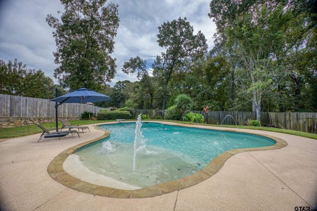 402 Shadow Wood Dr, Palestine, TX 75801