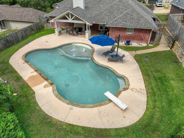 402 Shadow Wood Dr, Palestine, TX 75801