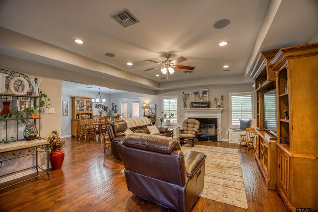 402 Shadow Wood Dr, Palestine, TX 75801