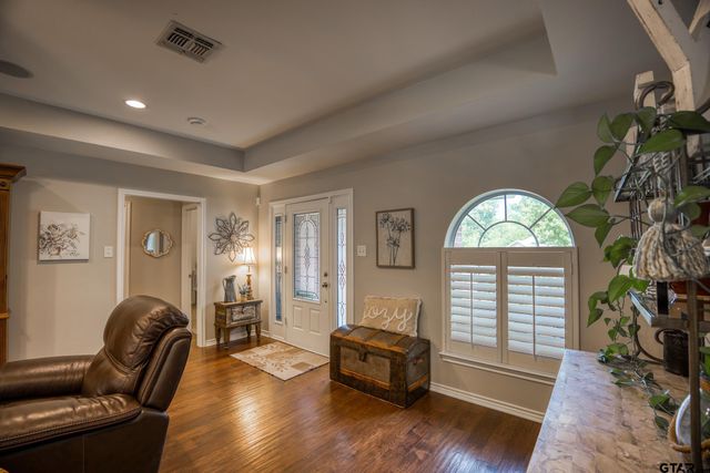 402 Shadow Wood Dr, Palestine, TX 75801