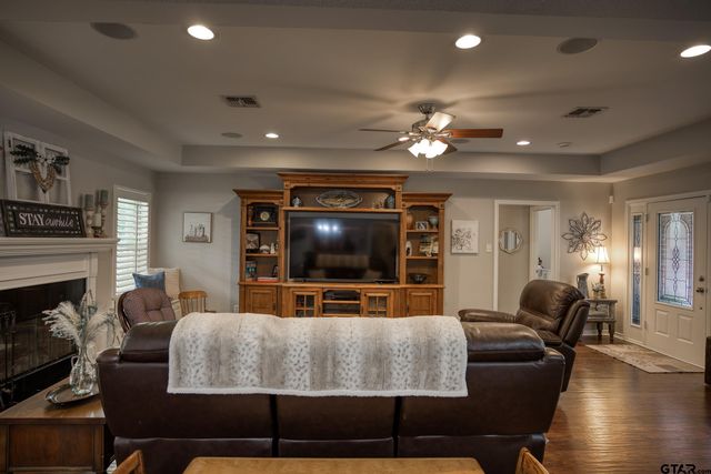 402 Shadow Wood Dr, Palestine, TX 75801