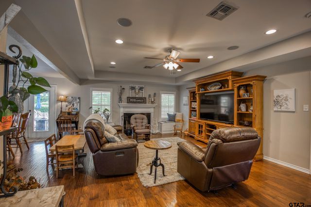 402 Shadow Wood Dr, Palestine, TX 75801