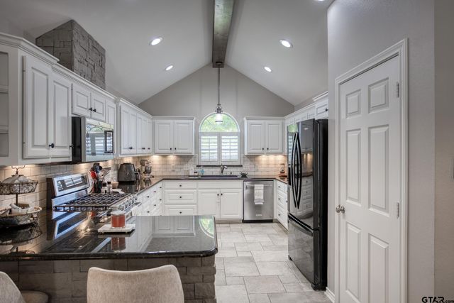 402 Shadow Wood Dr, Palestine, TX 75801