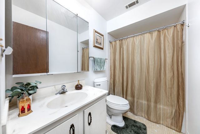 7525 Nantucket Drive 210, Darien, IL 60561