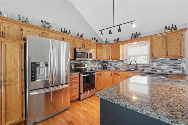 1108 NE Woodbury Court, Lee's Summit, MO 64086