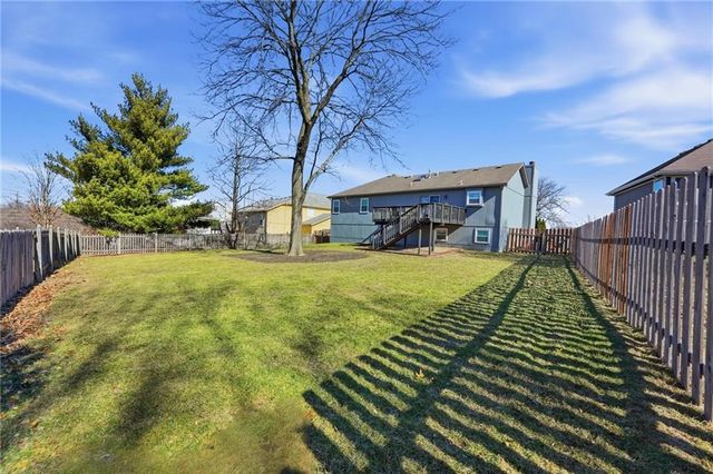 1108 NE Woodbury Court, Lee's Summit, MO 64086