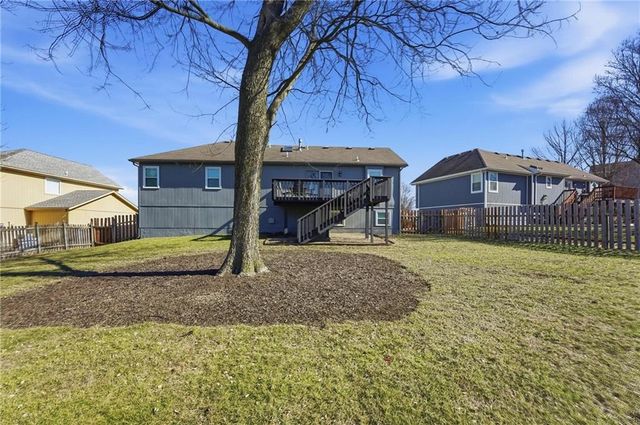 1108 NE Woodbury Court, Lee's Summit, MO 64086