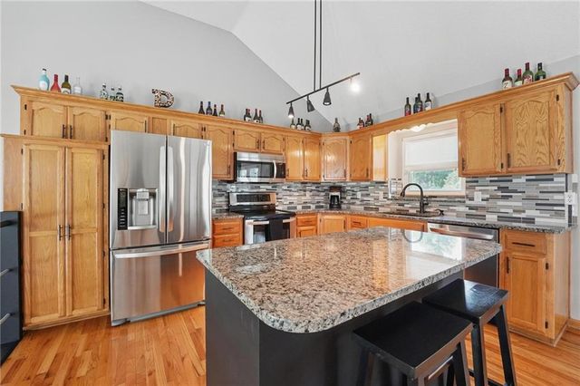 1108 NE Woodbury Court, Lee's Summit, MO 64086