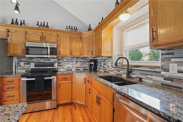 1108 NE Woodbury Court, Lee's Summit, MO 64086