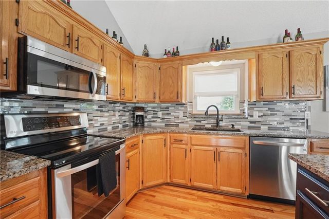 1108 NE Woodbury Court, Lee's Summit, MO 64086