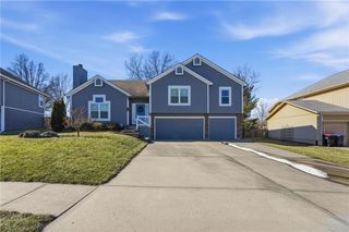 1108 NE Woodbury Court, Lee's Summit, MO 64086