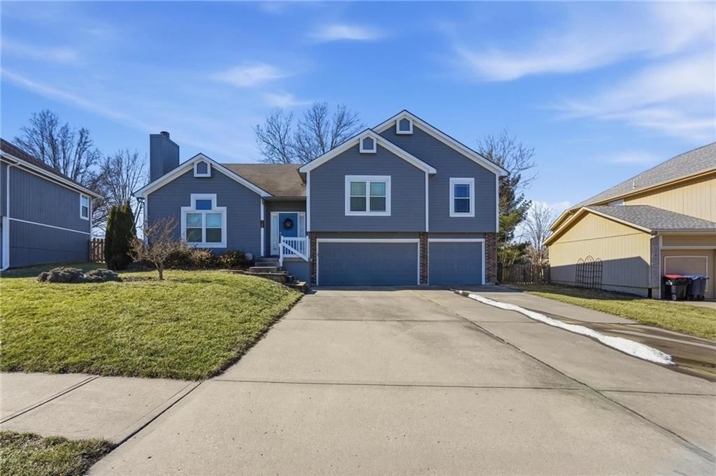 1108 NE Woodbury Court, Lee's Summit, MO 64086
