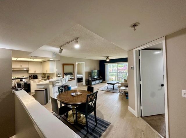 4191 N Haverhill Road 405, West Palm Beach, FL 33417