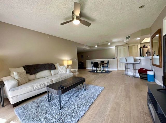 4191 N Haverhill Road 405, West Palm Beach, FL 33417