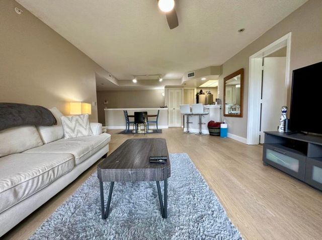 4191 N Haverhill Road 405, West Palm Beach, FL 33417