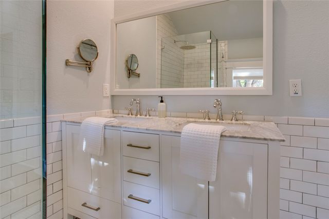 111 S Rosemont Avenue, Dallas, TX 75208