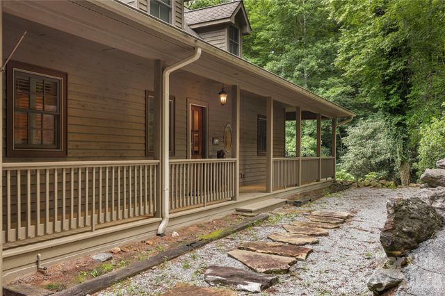 911 Buckberry Drive N, Sapphire, NC 28774