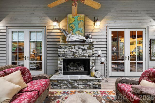 911 Buckberry Drive N, Sapphire, NC 28774