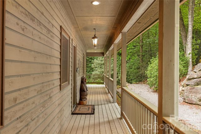 911 Buckberry Drive N, Sapphire, NC 28774