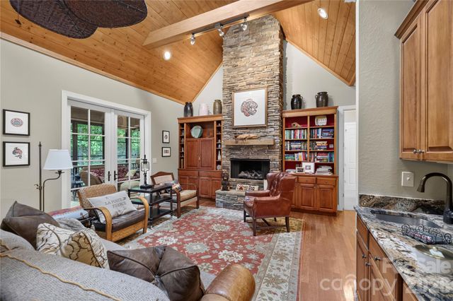 911 Buckberry Drive N, Sapphire, NC 28774