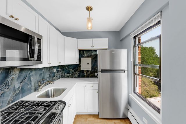 4880 N Marine Drive 404, Chicago, IL 60640