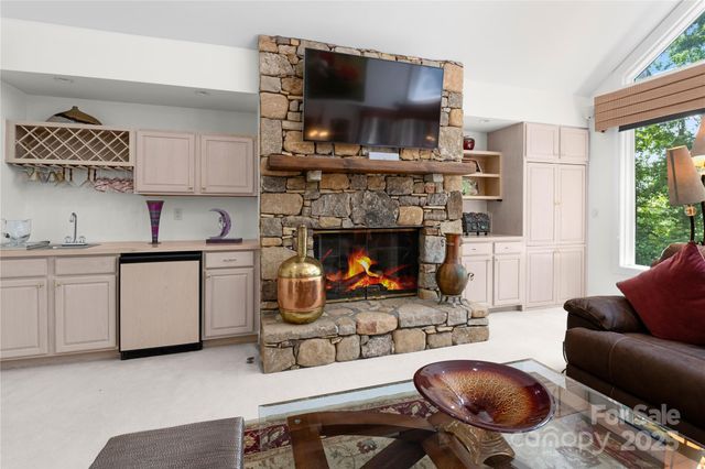 196 Pine Shadow Drive, Hendersonville, NC 28739