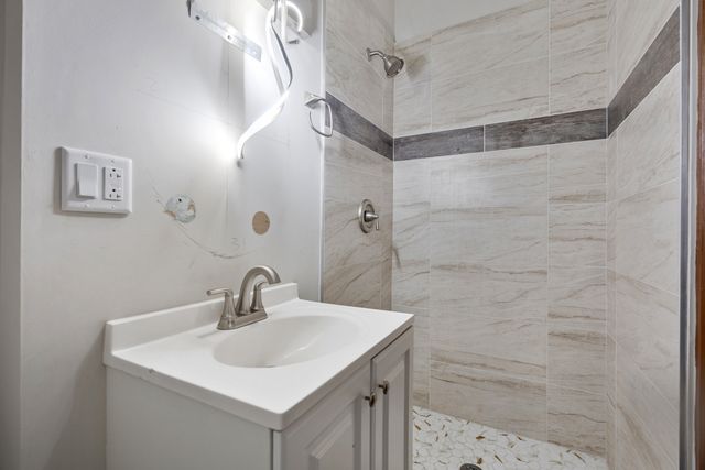 8035 S Oglesby Avenue, Chicago, IL 60617