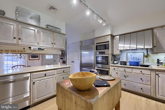 81 S LINDEN ST, Manheim, PA 17545