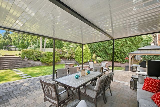 17 Lower Road, Smithtown, NY 11787