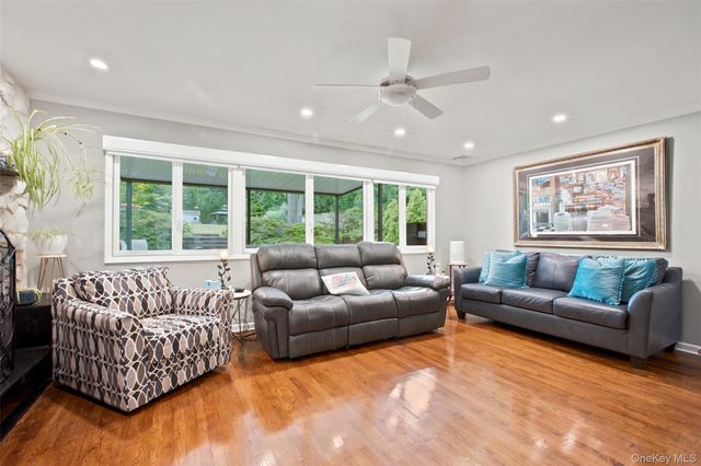 17 Lower Road, Smithtown, NY 11787