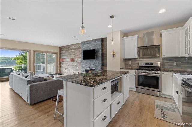 11356 Riverbank Lane, Pinckney, MI 48169